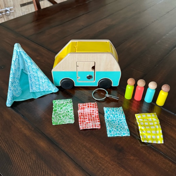 Lovevery Wooden Camper with Accessories and Peg People Free Spirit Play Kit - Picture 1 of 2